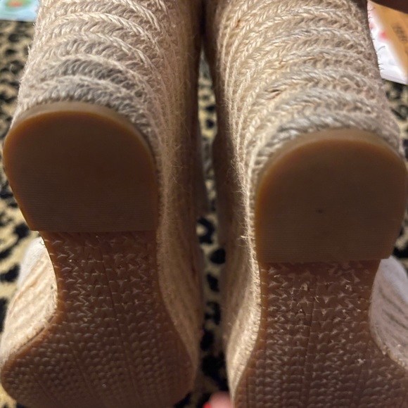 Michelle kors tan platform espadrilles size 7 1/2 m. Nice and comfortable. - Picture 8 of 15